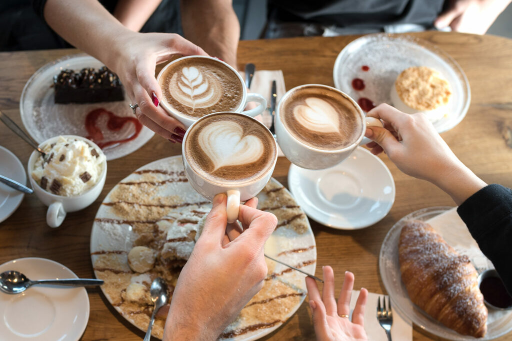 „Prost Kaffee” in Walkenried: drei Gäste st0ßen mit ihren Kaffeetassen an.