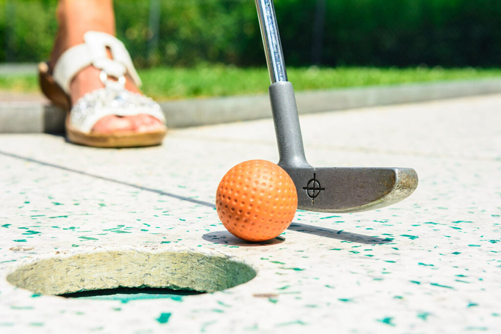Minigolf in Walkenried – Detailaufnahme kurz vor dem Einlochen.